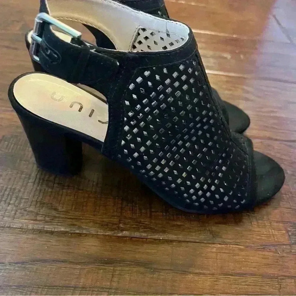 Unisa "Unpryce" open toe black size 6.5 faux perforated suede heels - Picture 4 of 11